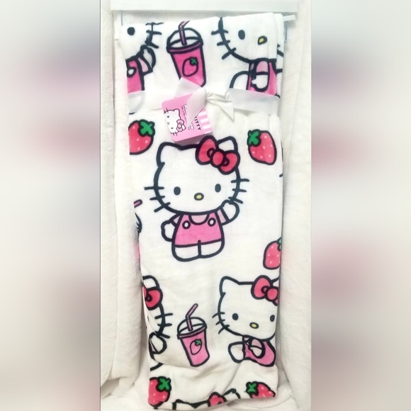 Hello Kitty Strawberry Blanket - Picture 1 of 1
